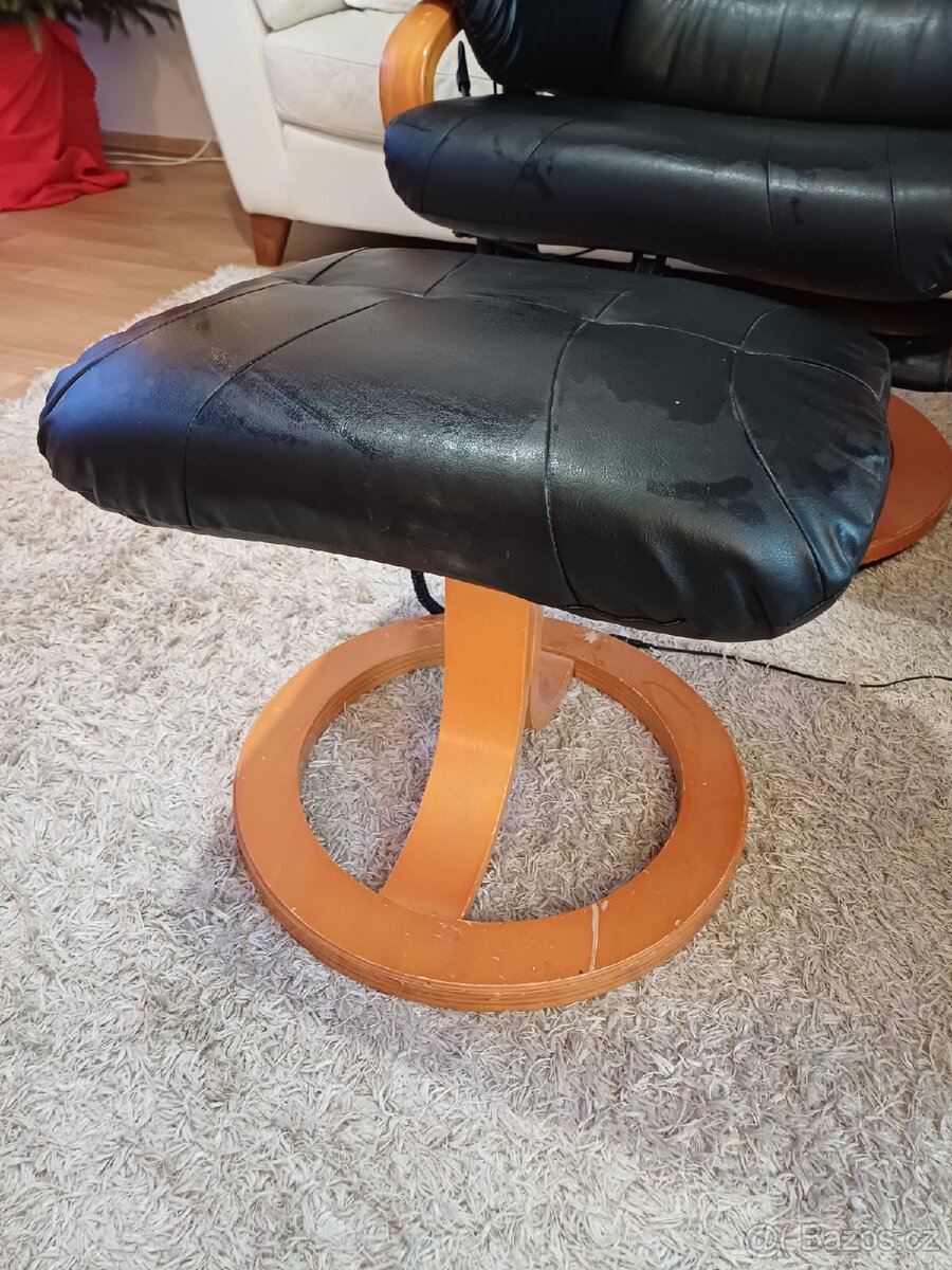 Masážní křeslo s podnožkou a dřevěnou konstrukcí - 2