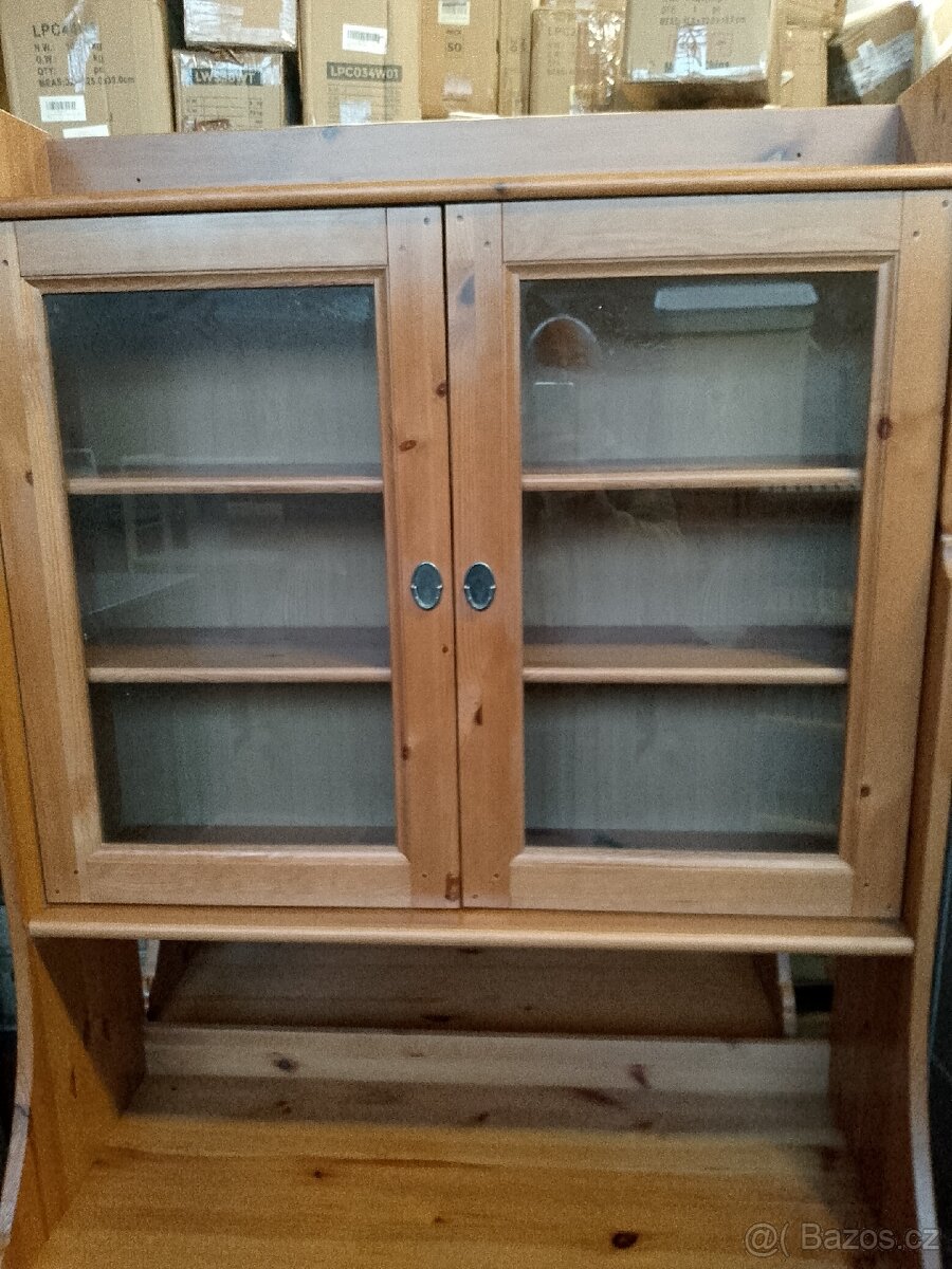 Dřevěná vitrína Ikea - 2