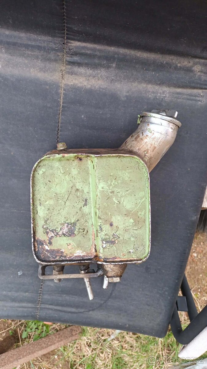 Olej. Nádrž asi Norton - 2