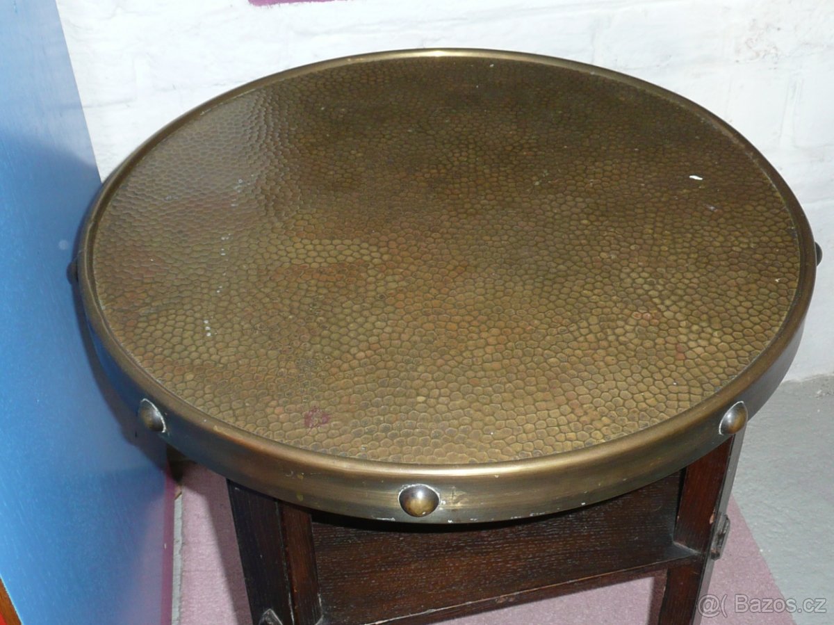 Stolek s tepanou mosaz. deskou - 2
