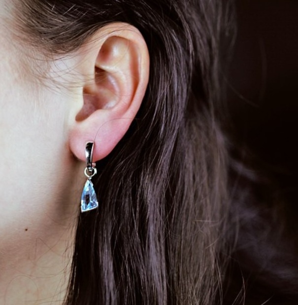 stříbrné náušnice s pravým modrým topazem visací - 2