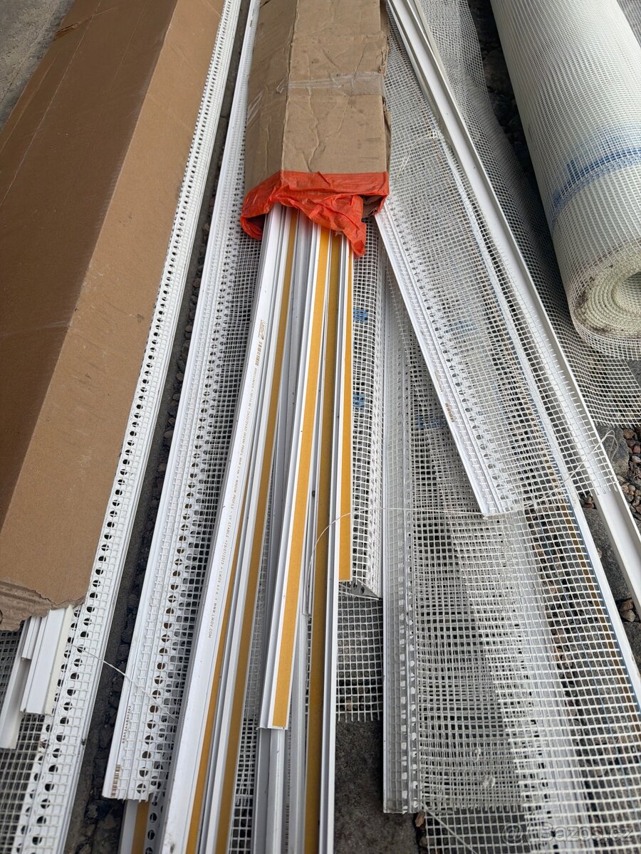 Zbytek z fasády RD Perlinka, Apu lišty, rohové listy - 2