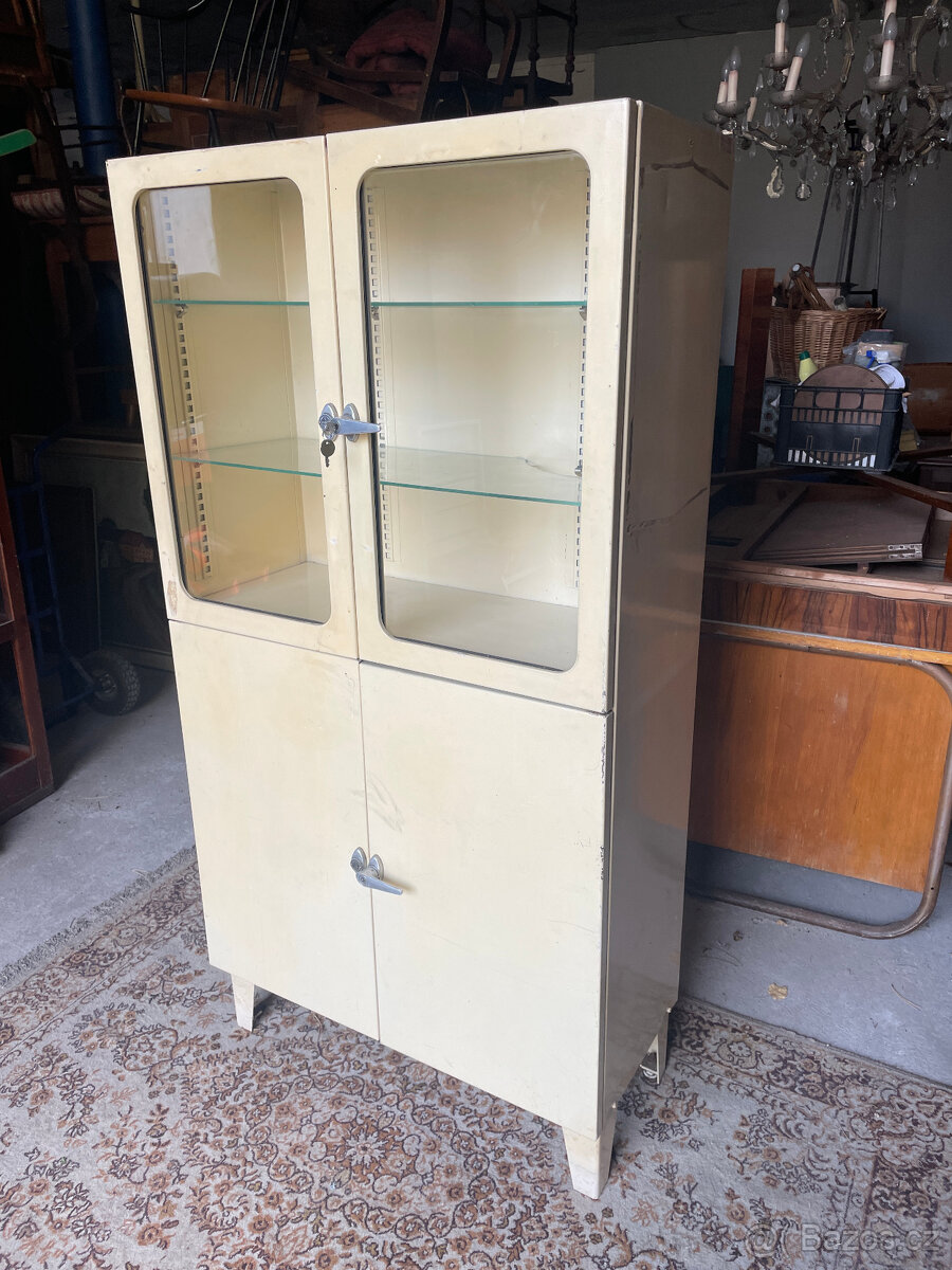 Lékařská vitrína / skříňka - 2