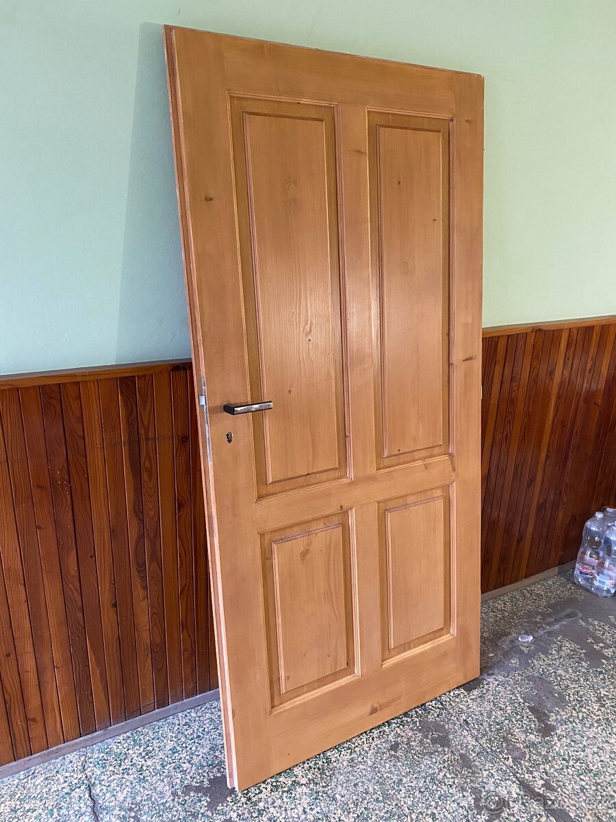 MASIVNÍ DŘEVĚNÉ DVEŘE - 2