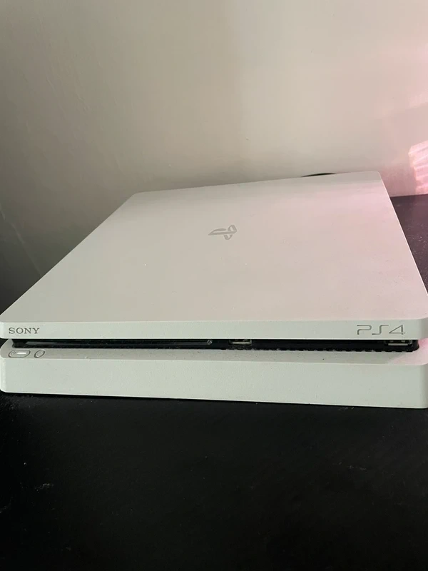 PS4 SLIM + 3 OVLADAČE - 2