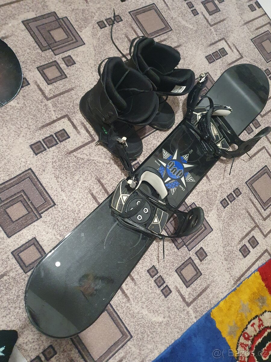 Snowboard s vázáním a botama - 2