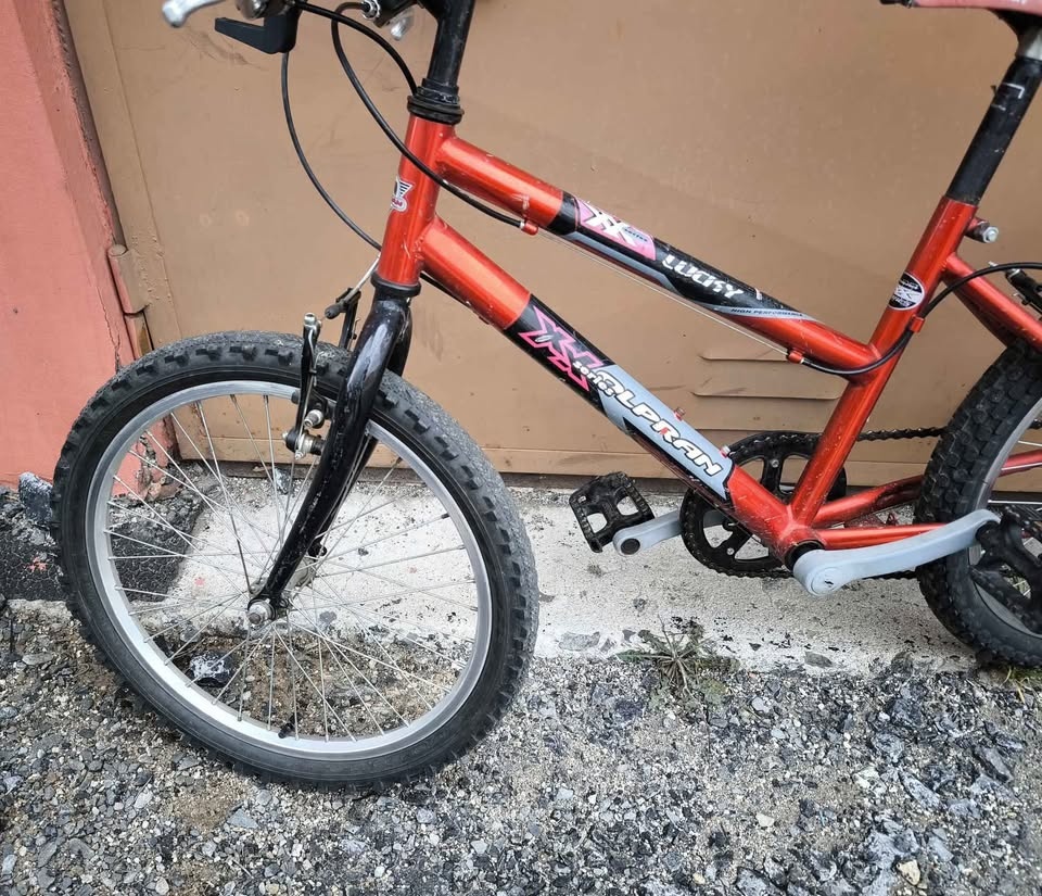 Červené dětské kolo Olpran. Velikost kol 20. - 2