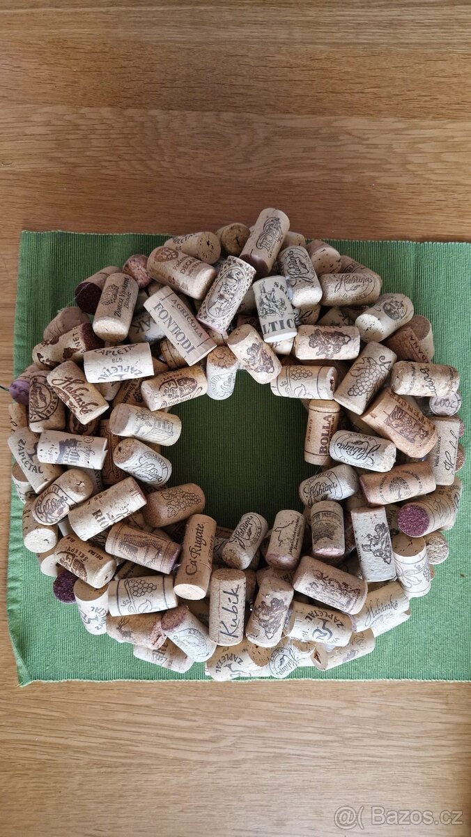 Dekorační věnec z korkových špuntů průměr 28 cm - 2