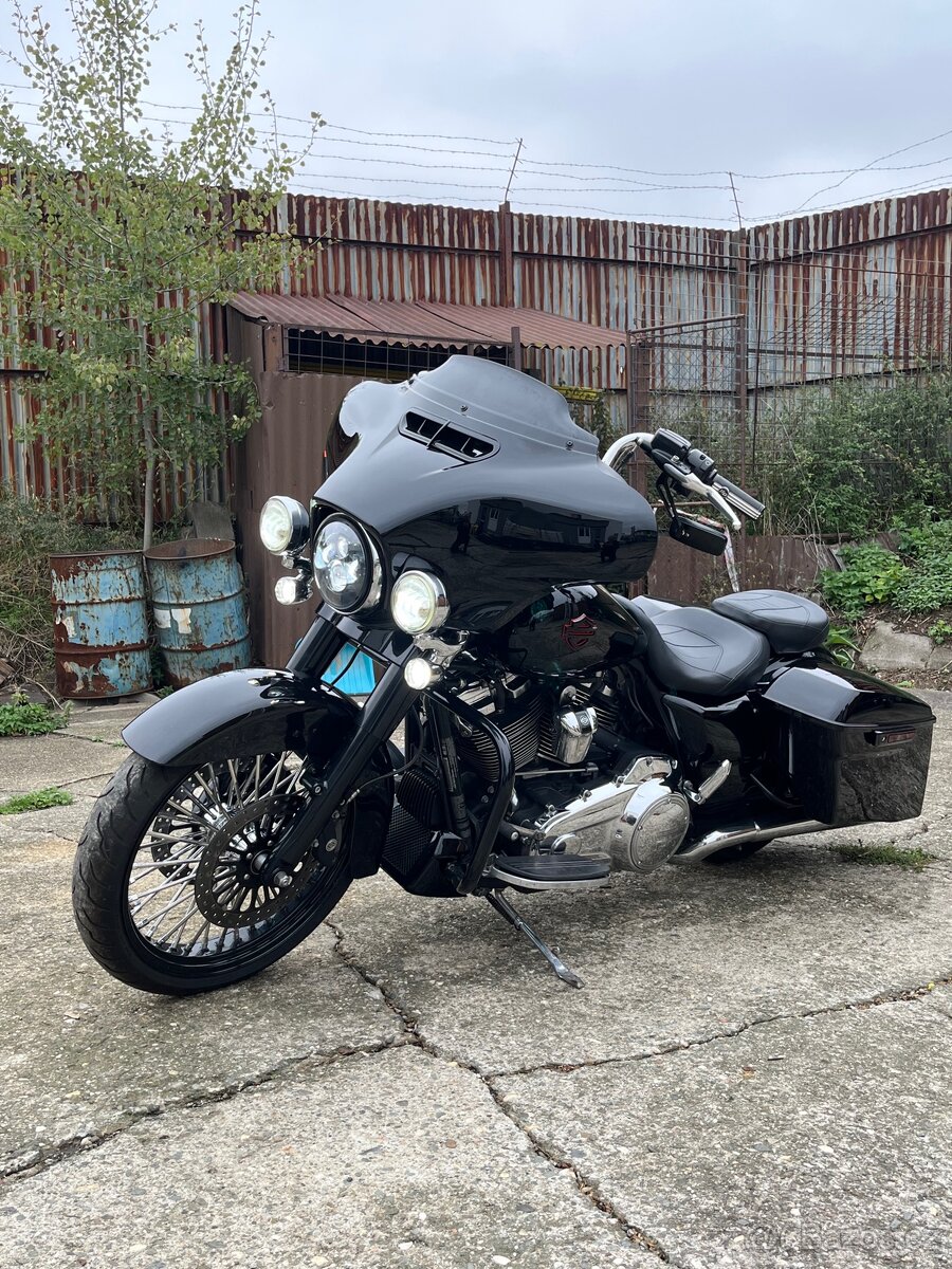 Harley Davidson FLHX Street Glide - 2