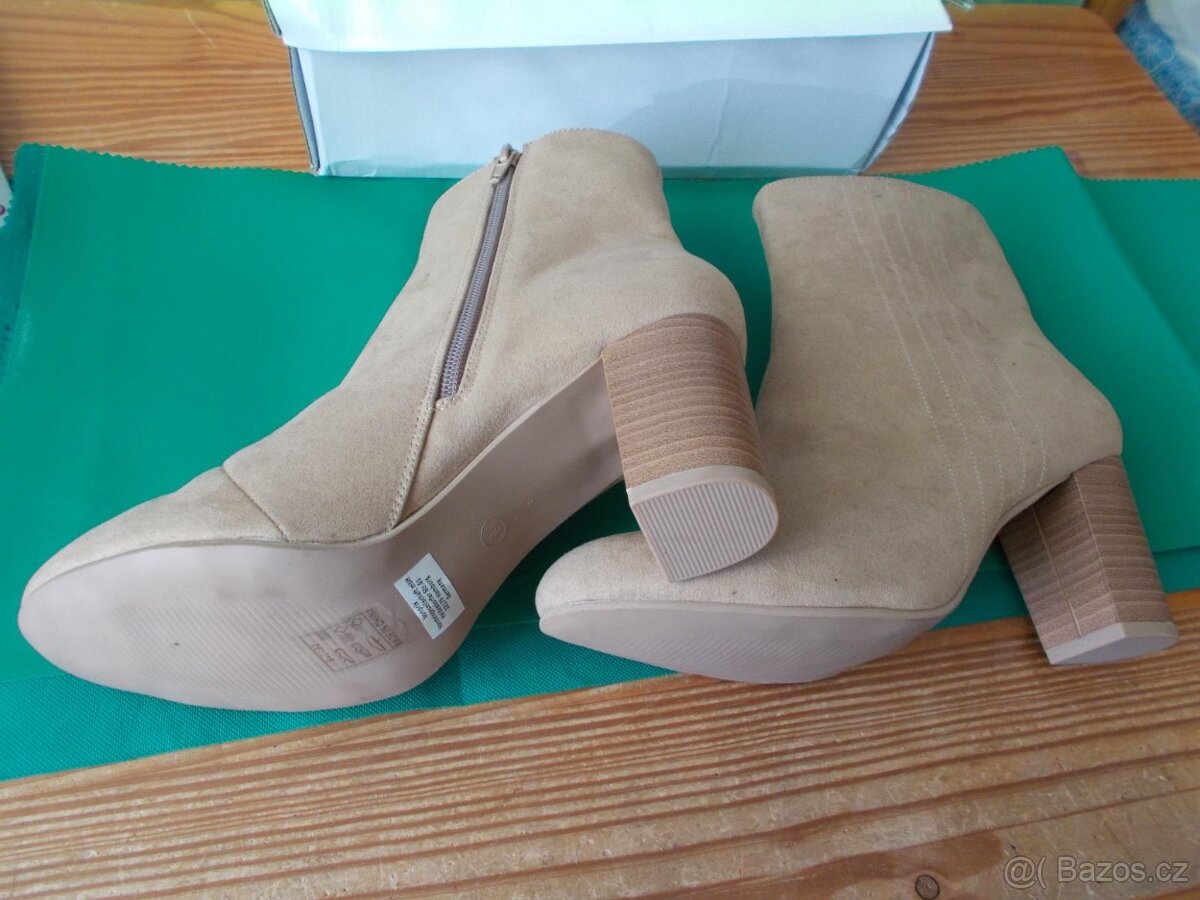 KOTNÍČKOVÉ BOTY Č.40 - 2