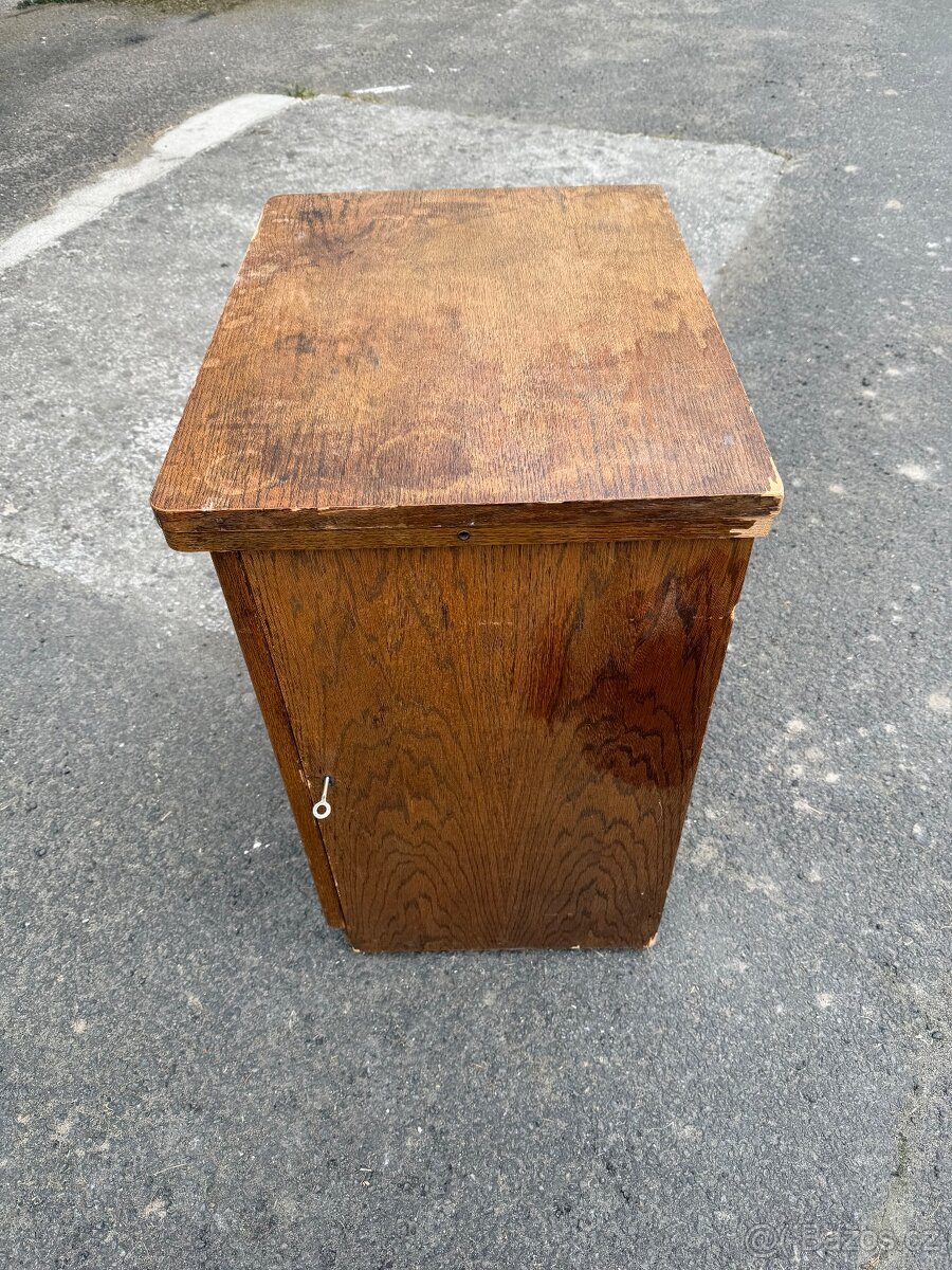 Starý šicí stroj - 2