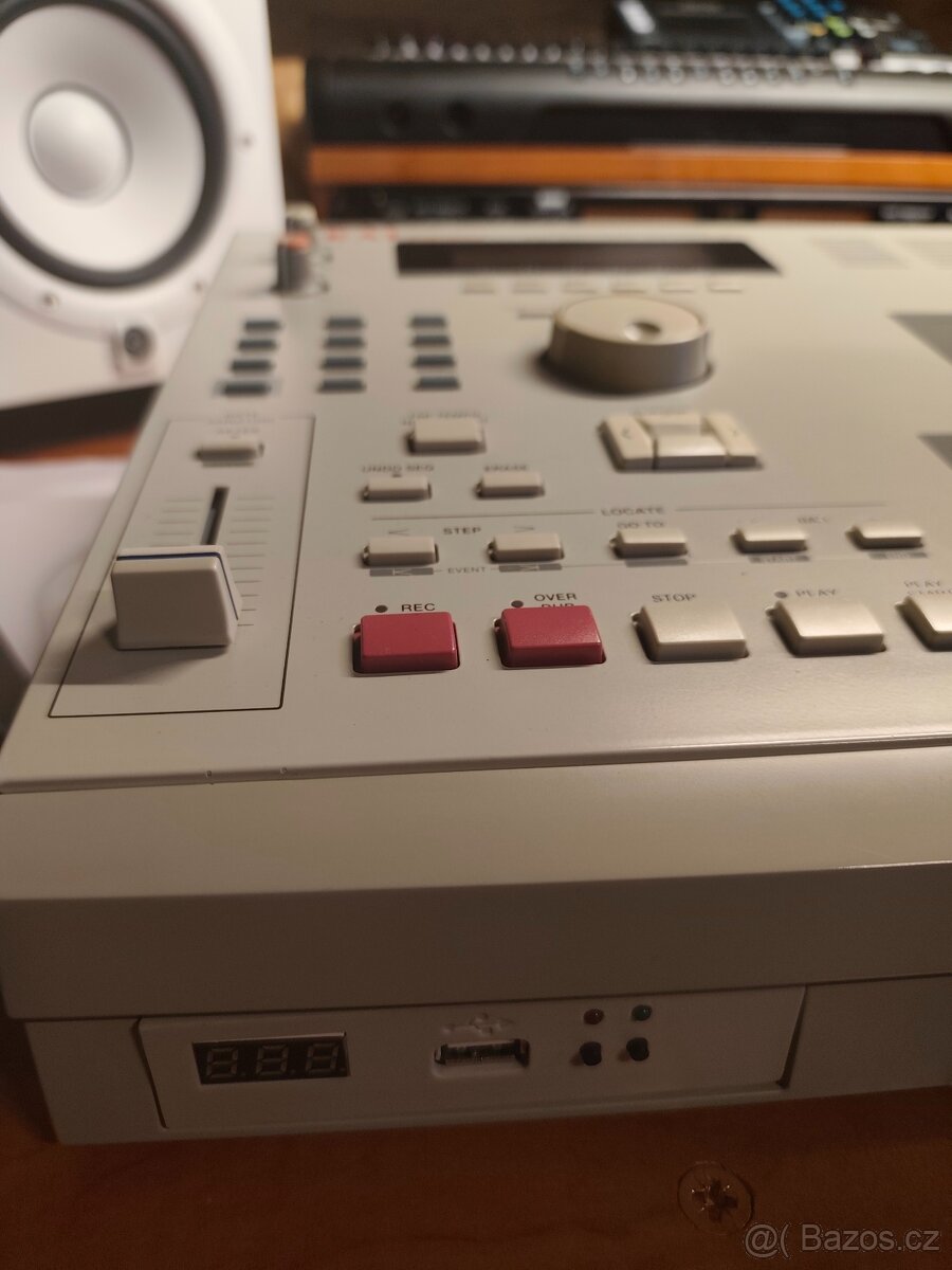 Akai MPC 2000 - 2