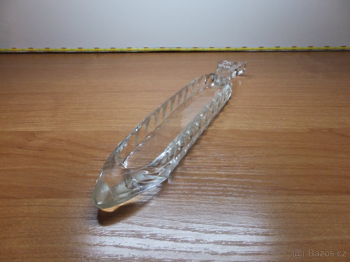 Prvorepubliková broušená miska ve tvaru ryby. - 2