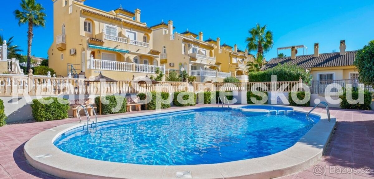 Velmi prostorný dvoupodlažní řadový dům o dispozici 4+kk - 2