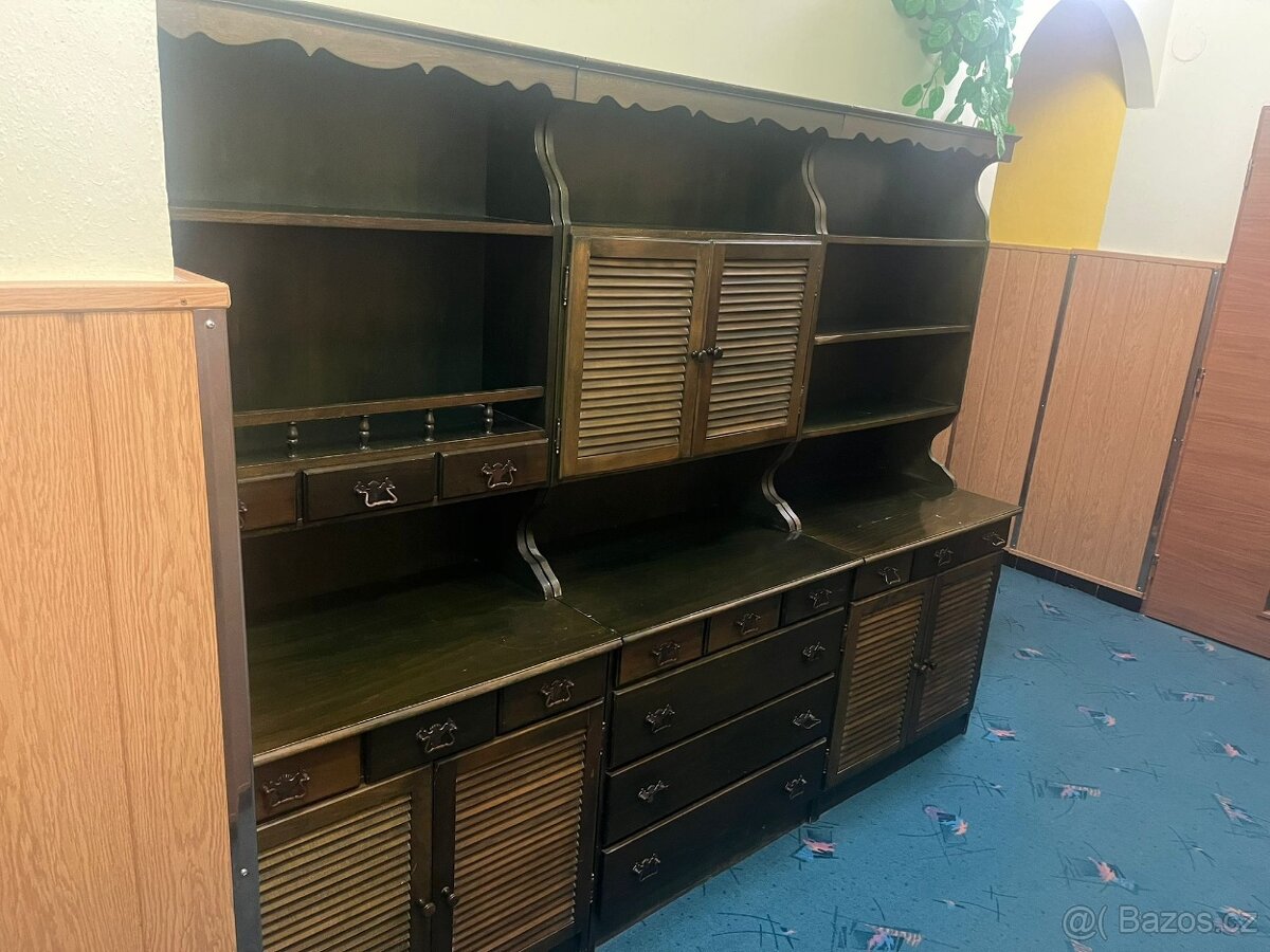 Starý nábytek-stěna, stůl+židle - 2