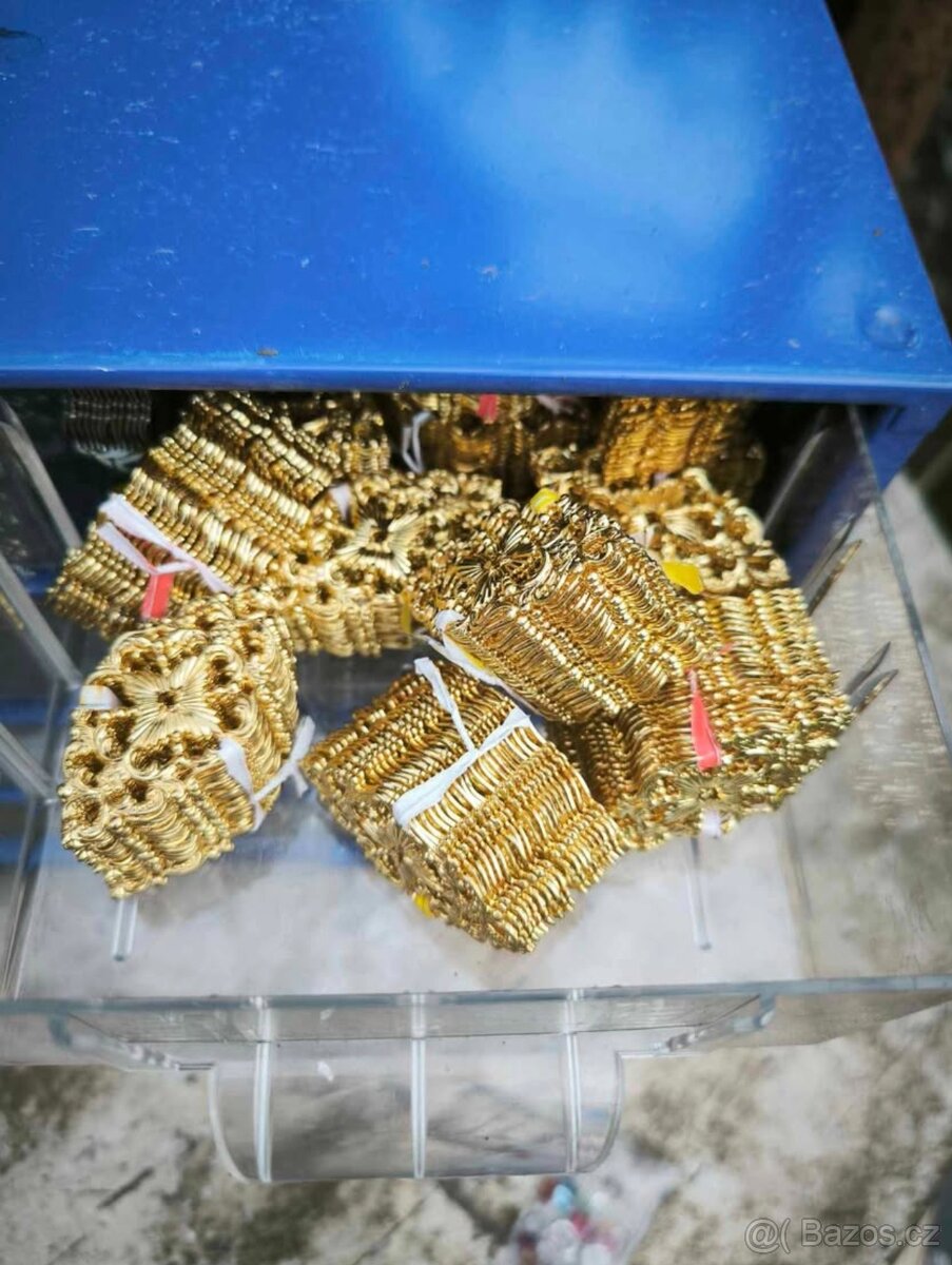 Kovová skříňka s komponenty - 2