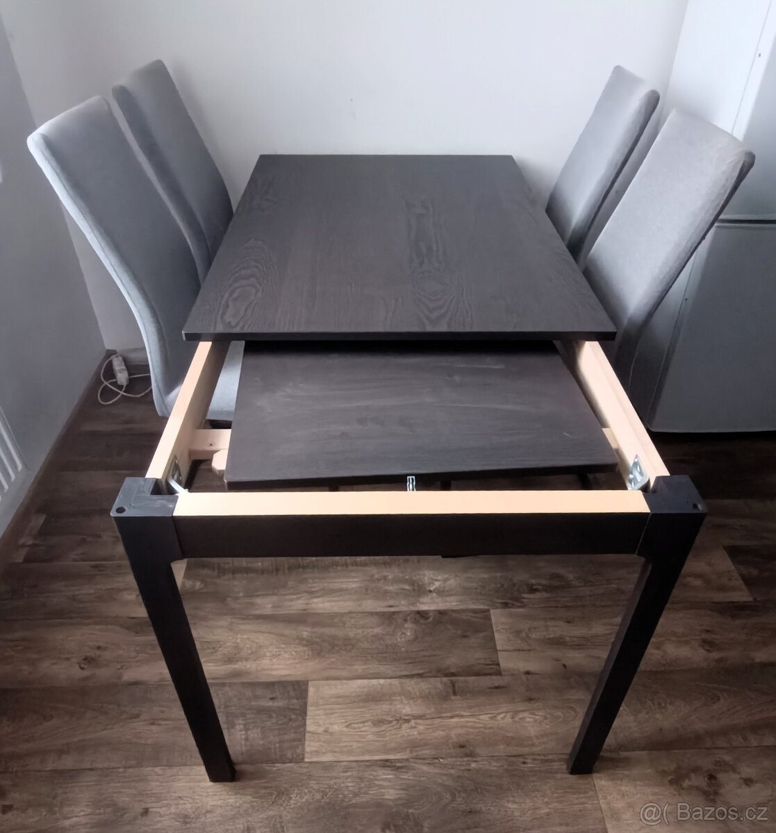 Rozkládací jídelní stůl, dřevo, - stav nového. - 2