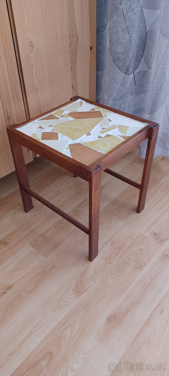 Odkládací dřevěný ručně zdobený stolek - 2