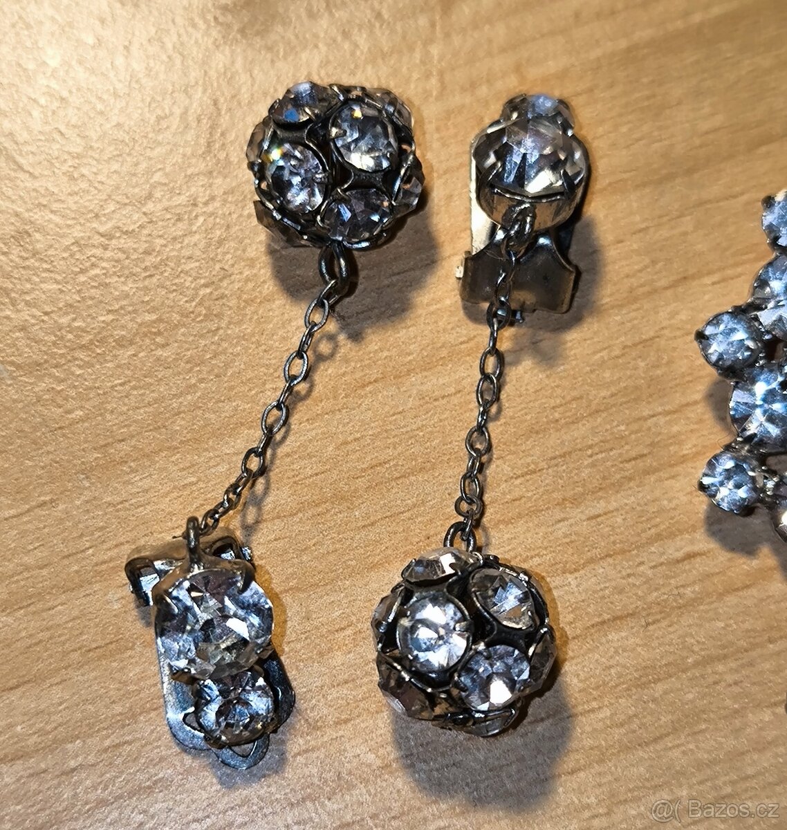 Štrasové náušnice a brož. - 2