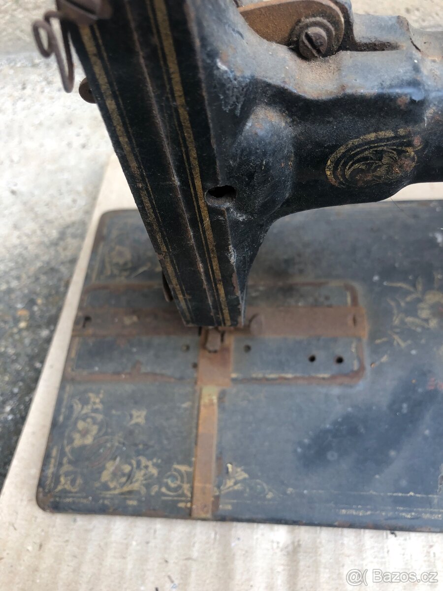 Starý šicí stroj - 2