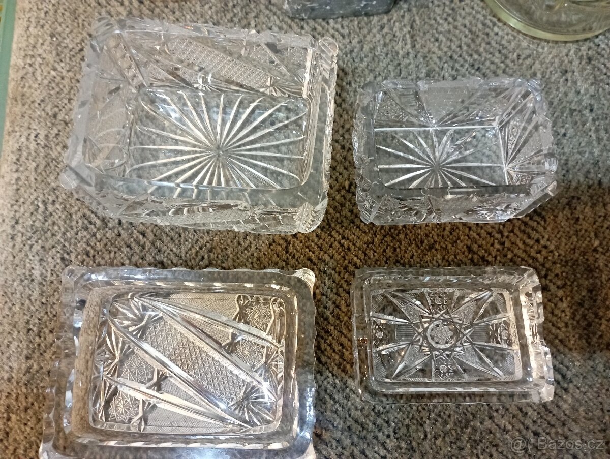 Broušené popelníky atd - 2