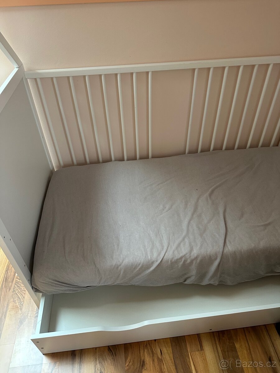 Dětská postýlka ve tvaru domečku - 2