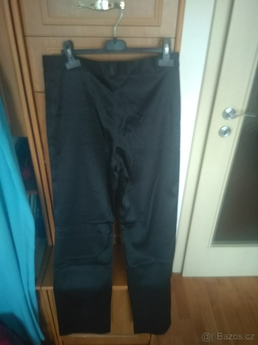 Kalhoty černé saténové velikost 40- 42 - 2