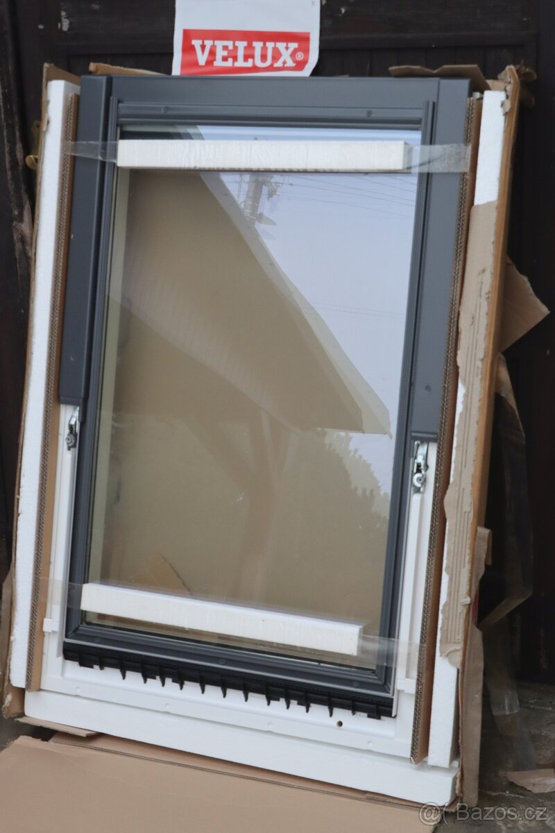 Prodám dvě střešní okna VELUX 78 X 118 cm - 2
