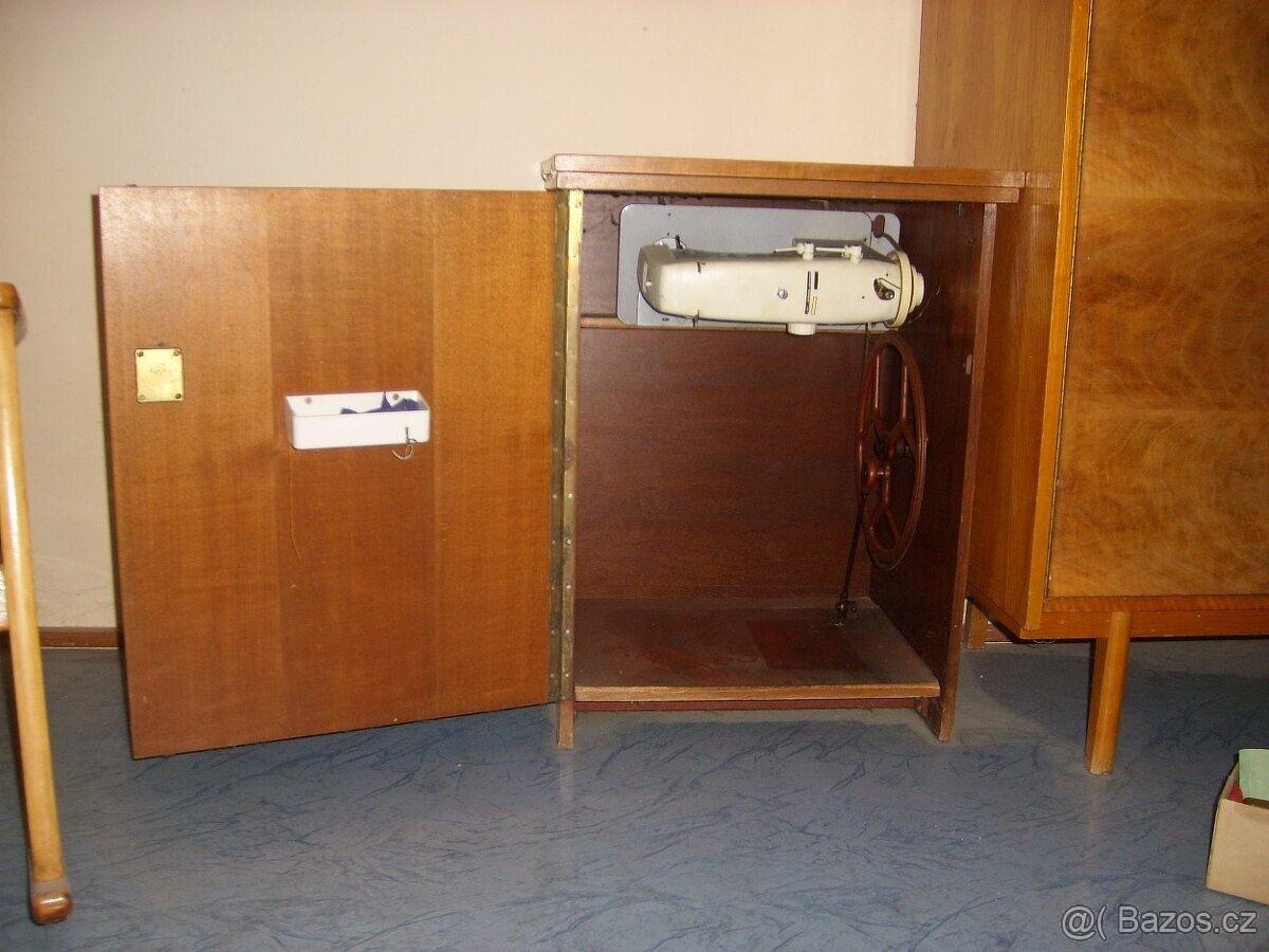 Prodám starý šicí stroj. - 2