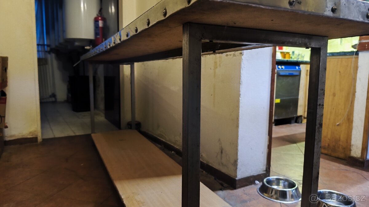 Nerezový pracovní stůl - 2