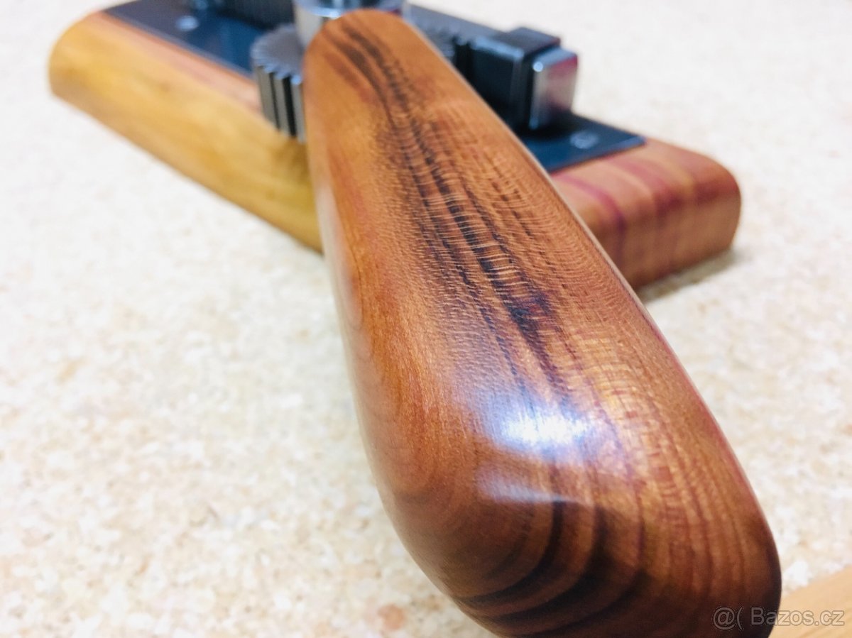 OTVÍRÁK NA VÍNO NA ZEĎ - 2