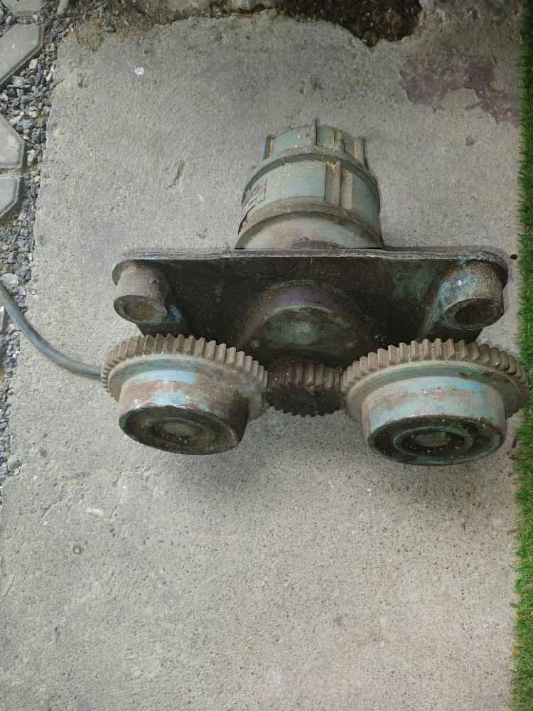 elektromotor s převodem - 2