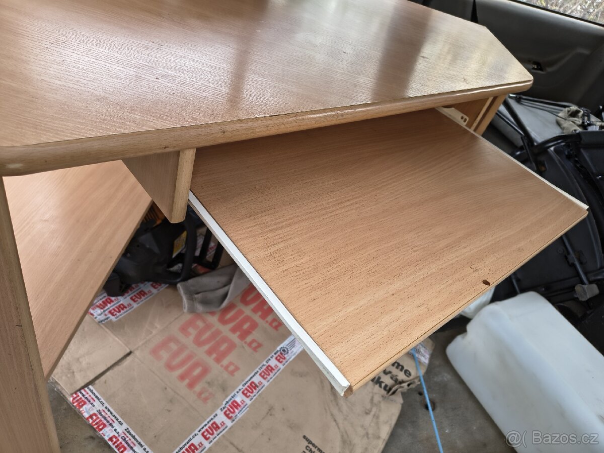 Rohový PC stolek - 2
