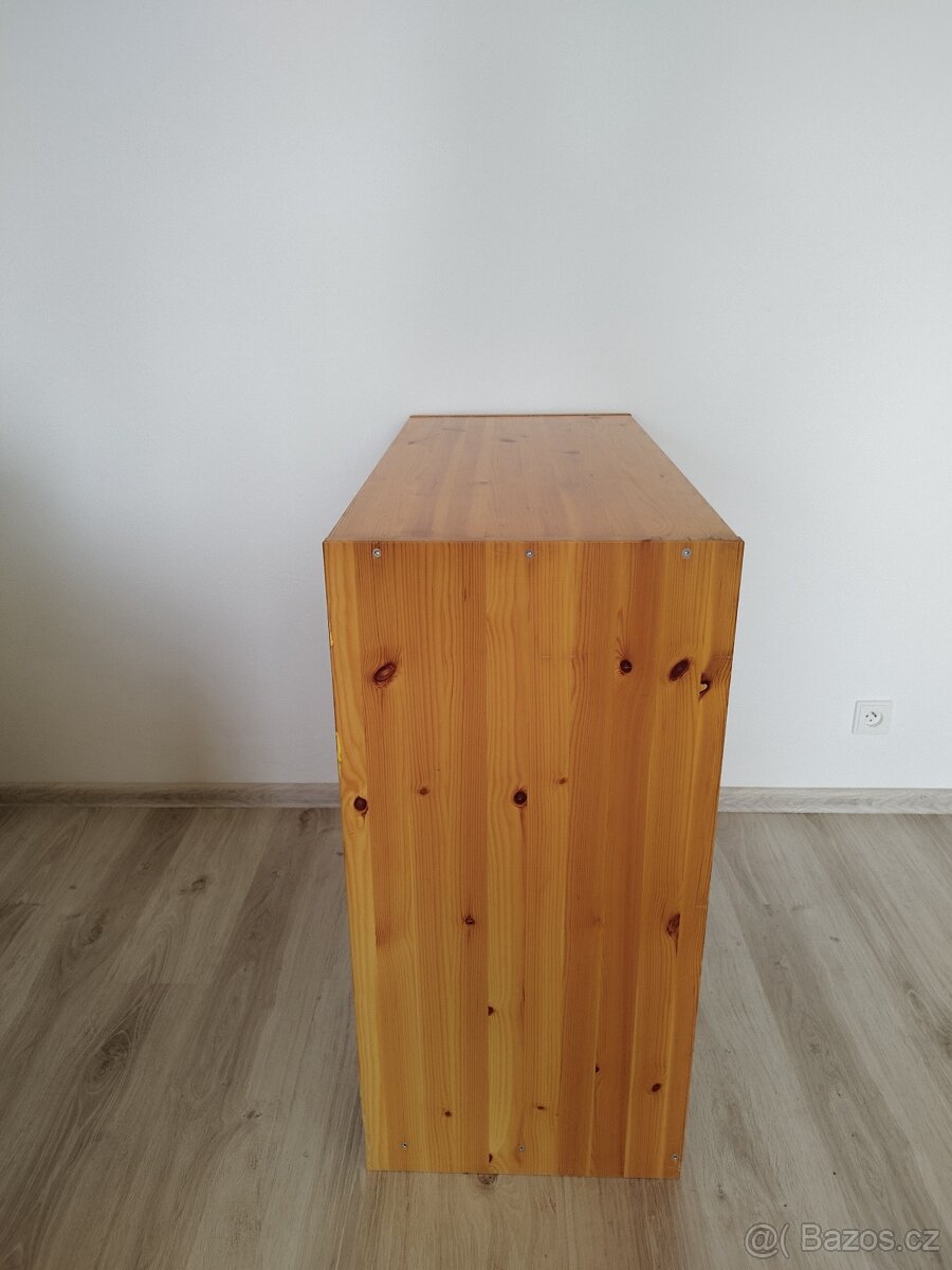 Dřevěná komoda IKEA se zelenými šuplíky a policemi. - 2