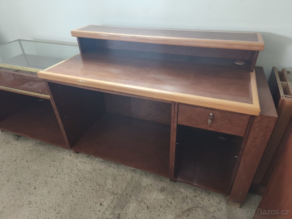 Luxusní masivní nábytek z prodejny obleceni - 2