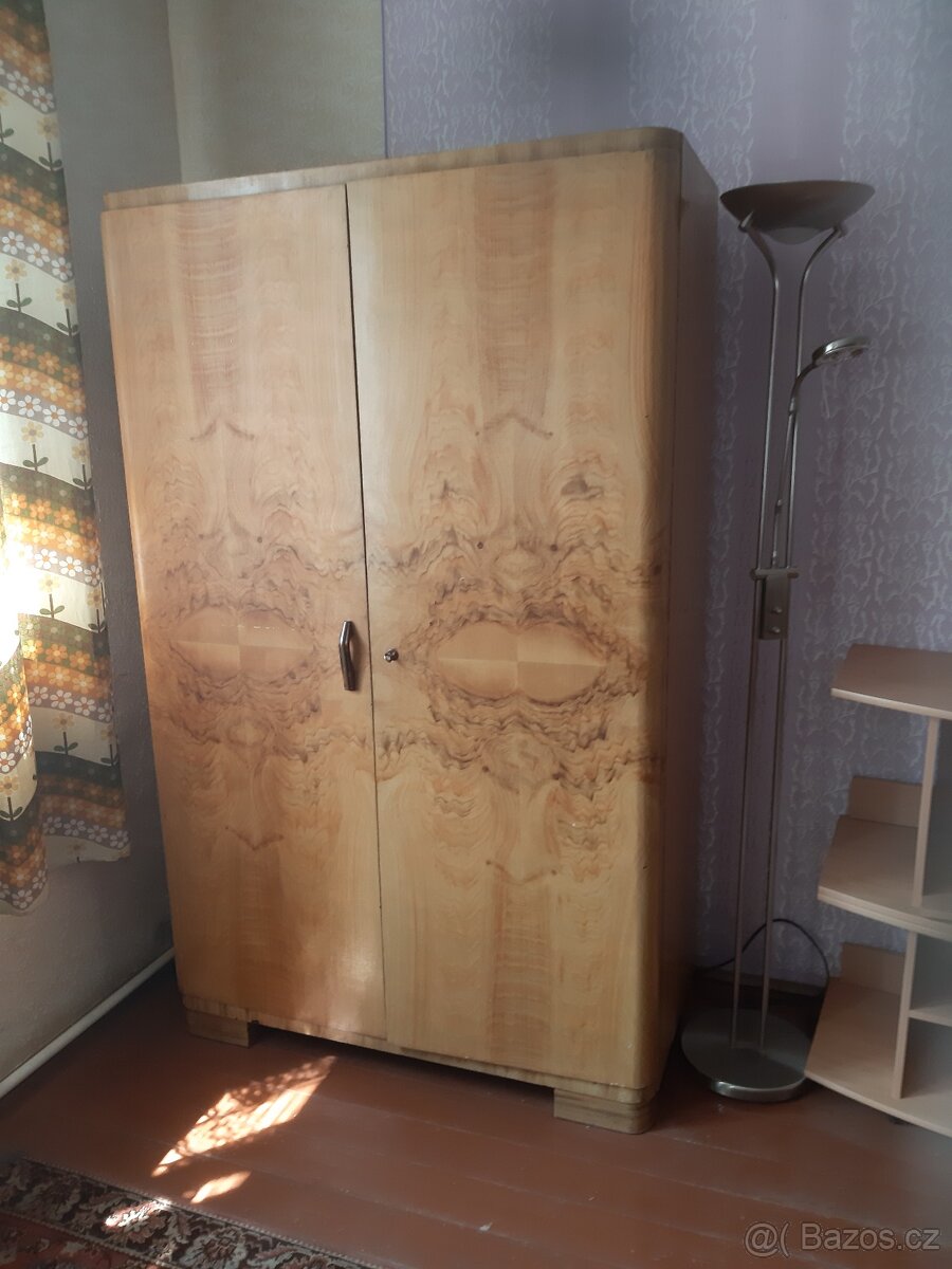 Starožitné skříně a toaletní stolek - 2