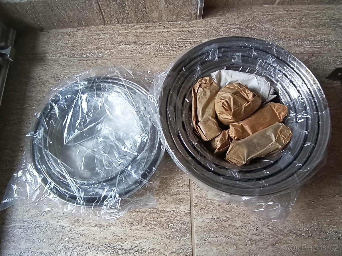Dvě nové sady hrnců. - 2