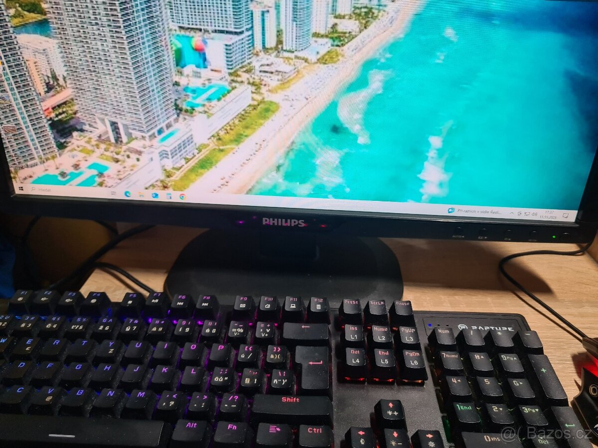 Herní počítač včetně monitoru, klávesnice a myši. - 2