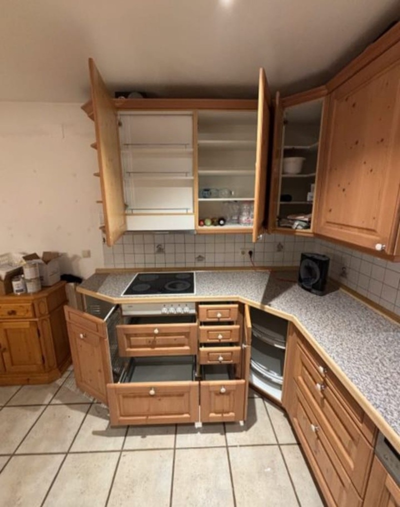 Kuchyně z masivu se spotřebiči a jídelním koutem,5717 - 2