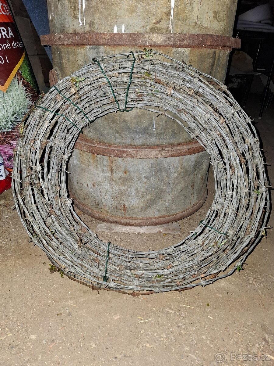 Prodám ostnatý drát okolo 53-55m - 2