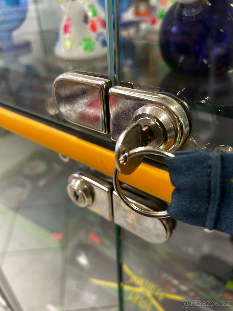 prosklené skříně - vitríny - 2