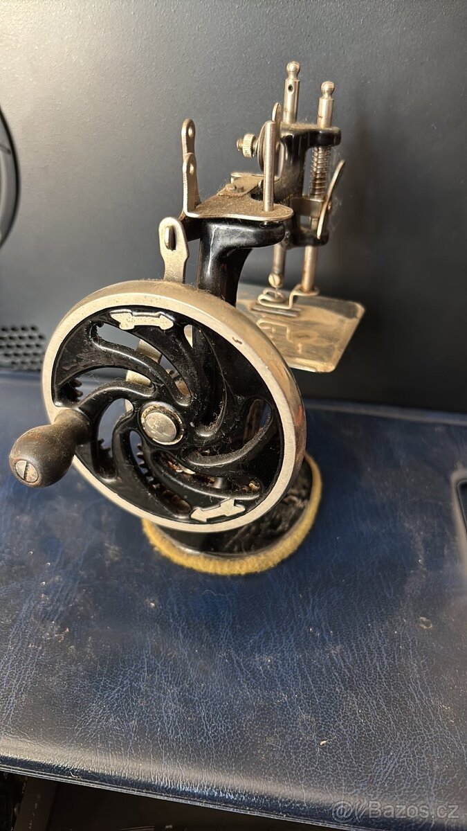starý krásný šicí stroj dětský - SINGER - 2