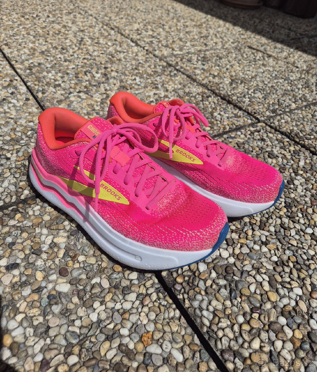 Dámské běžecké boty Brooks Ghost Max 2 W Pink - 2