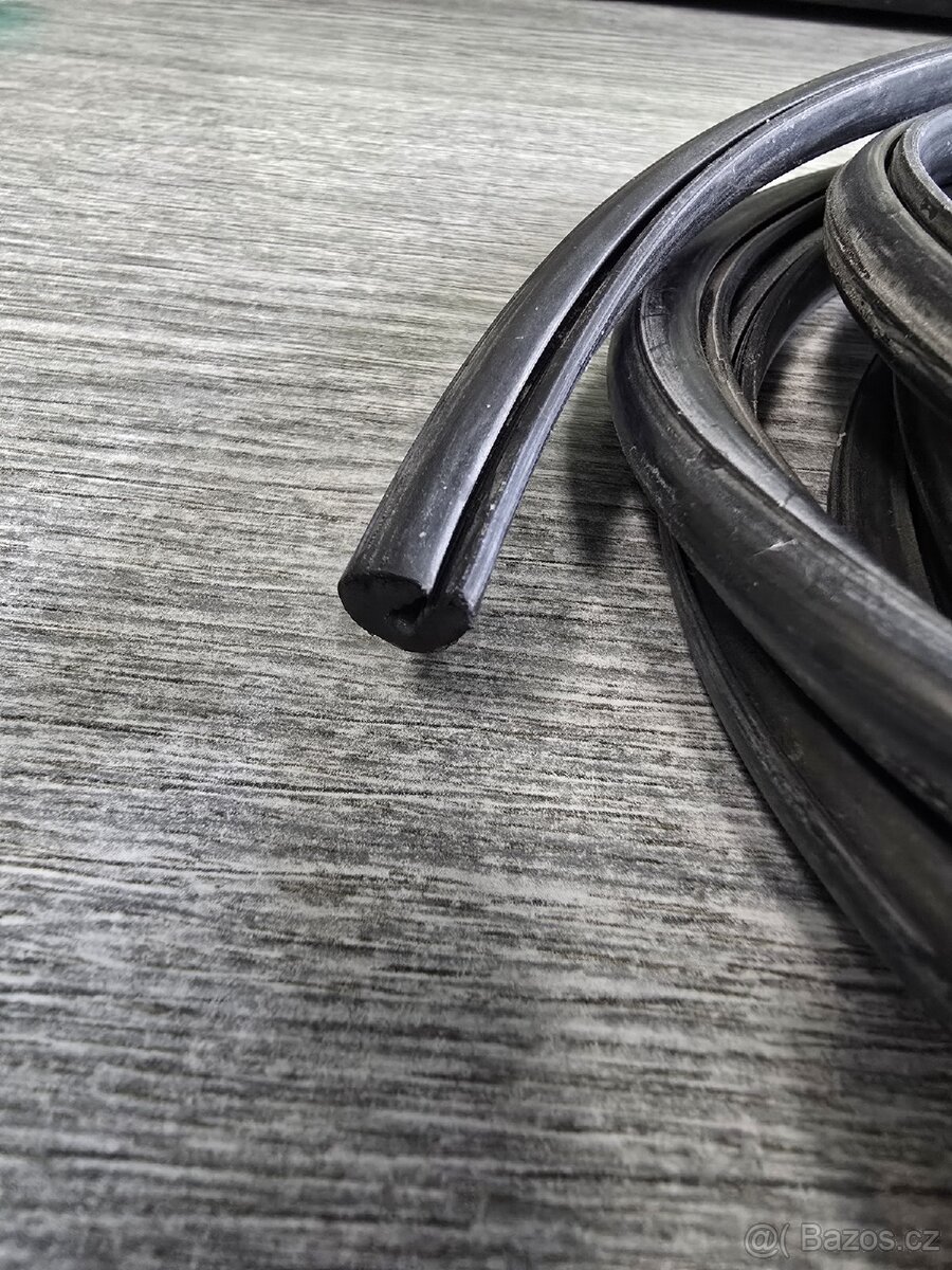 Jaguar xj12 guma do okna těsnící - 2