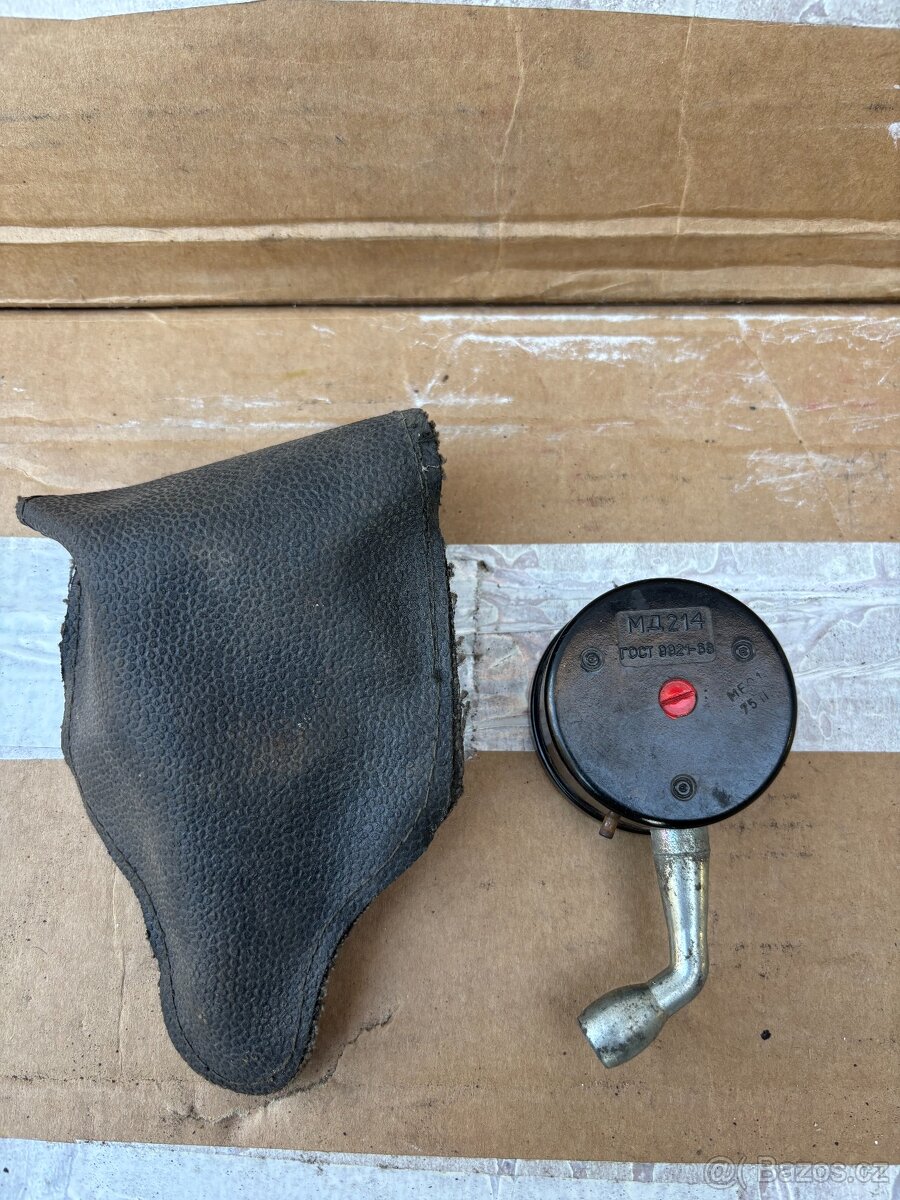 Dobový měřič tlaku pneumatik z USSR - 2