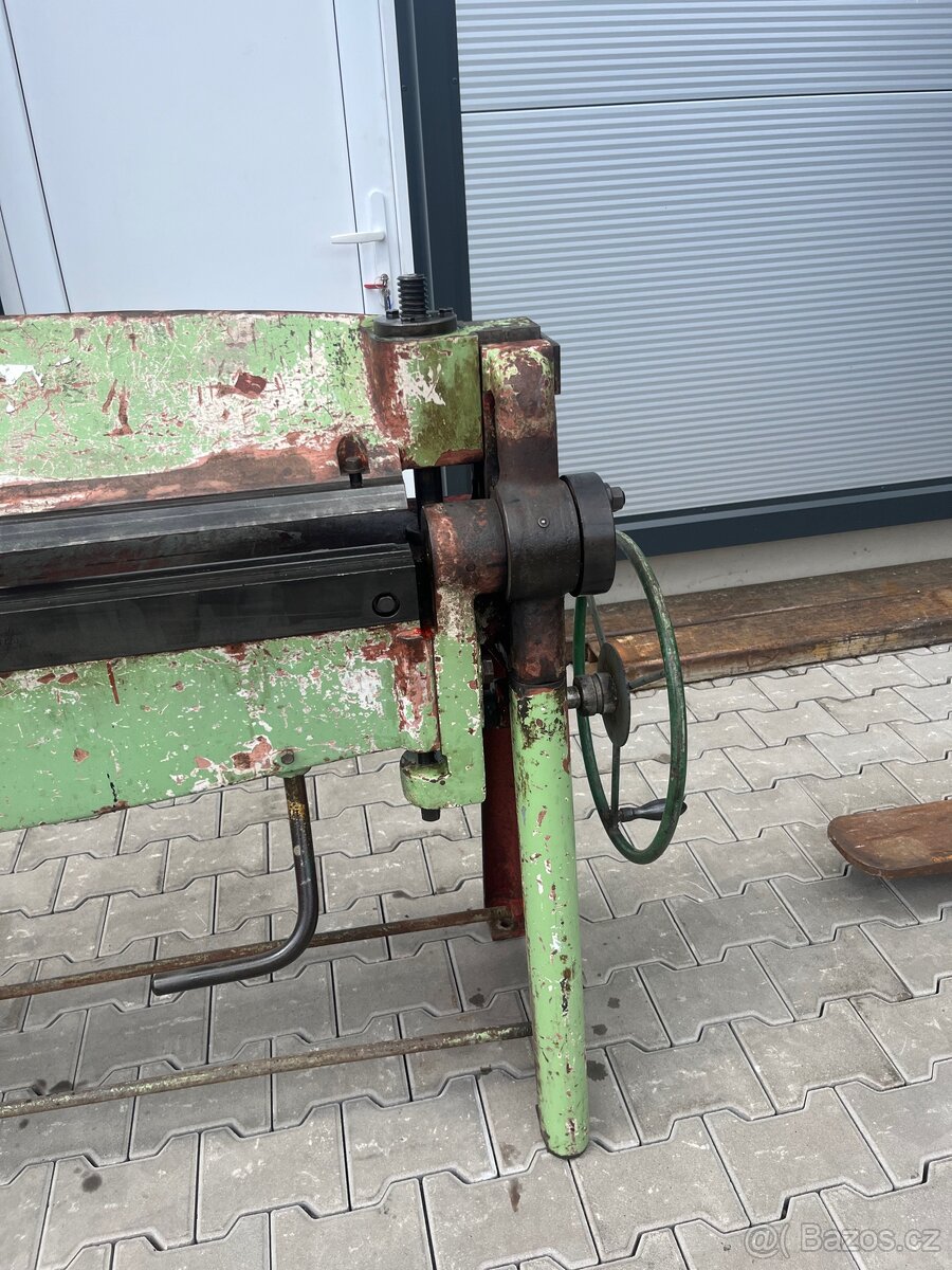 Ohýbačka plechů XO 1000/3 - 2