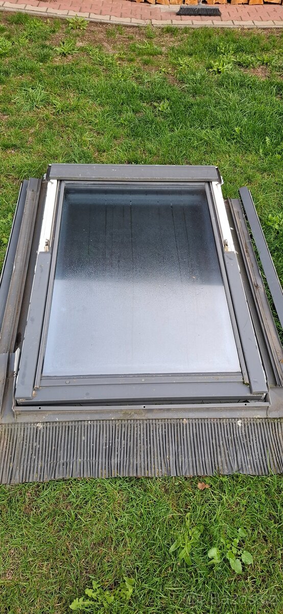 Velux Střešní okno Plastové okno - 2