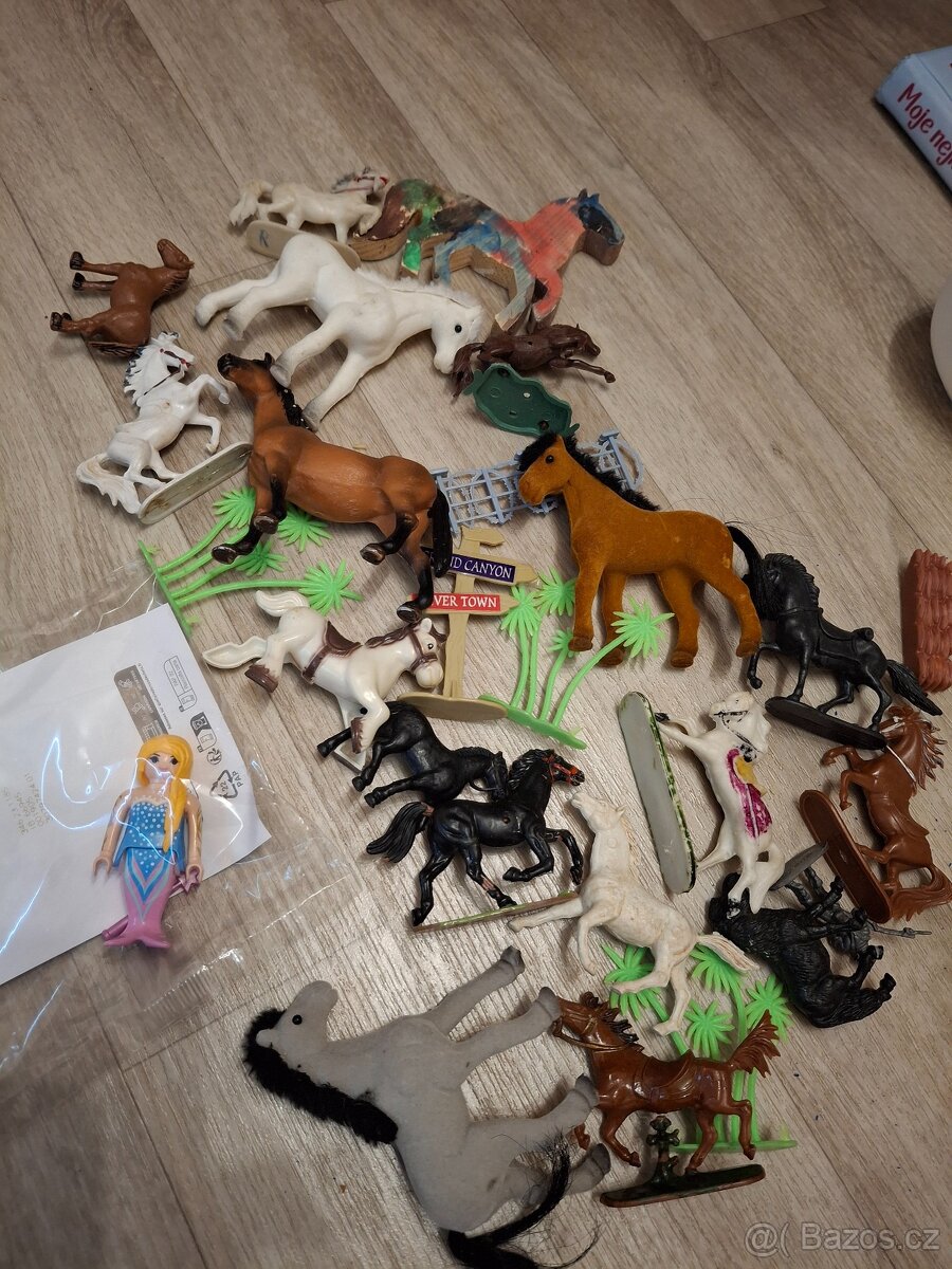 Hračky 50 kusů, Barbie věci, svítící lampa, pop-it, Playmobi - 2