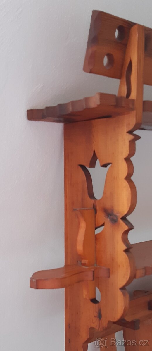 Starožitná vyřezávaná polička - 2