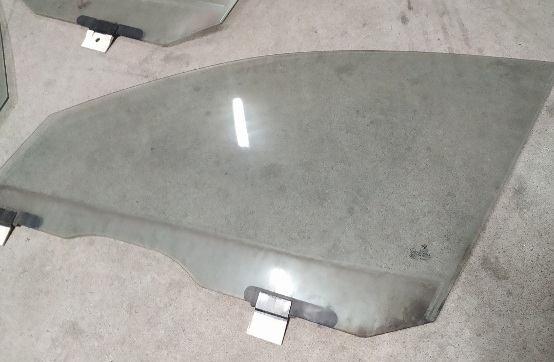 Bmw E60/E61 535d 200kw 2005 - 2x bezpečnostní sklo. - 2